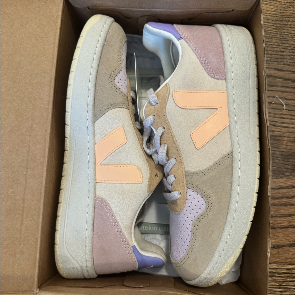 Veja Women's V-10 Suede